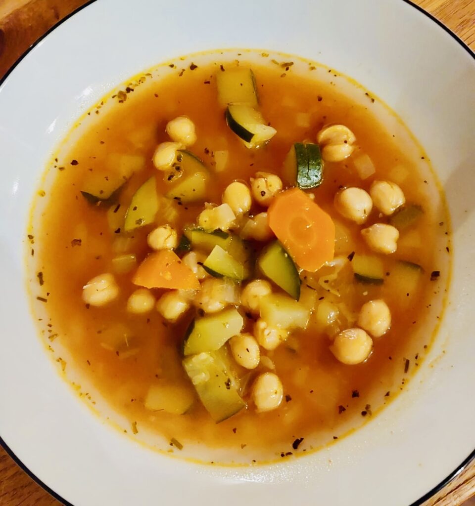 Ayurvedisches Kochen ist weit mehr als eine Ernährungsweise: Es ist ein achtsamer, ganzheitlicher Ansatz, der Gesundheit, Genuss und Ausgewogenheit miteinander verbindet.